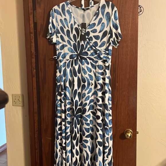Lovely NWT Lily Maxi Dress with belt.  Size XL. - Picture 2 of 4